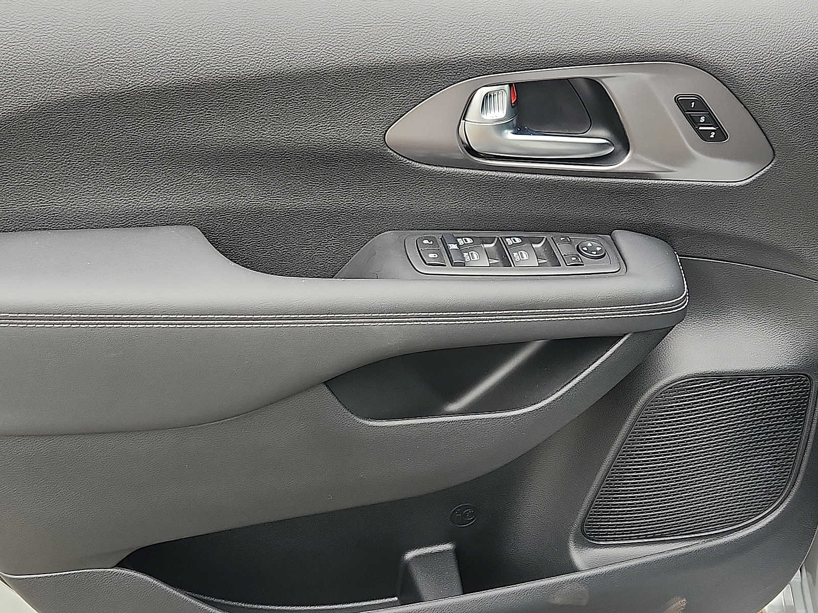 2026 Chrysler Pacifica Select - Photo 8