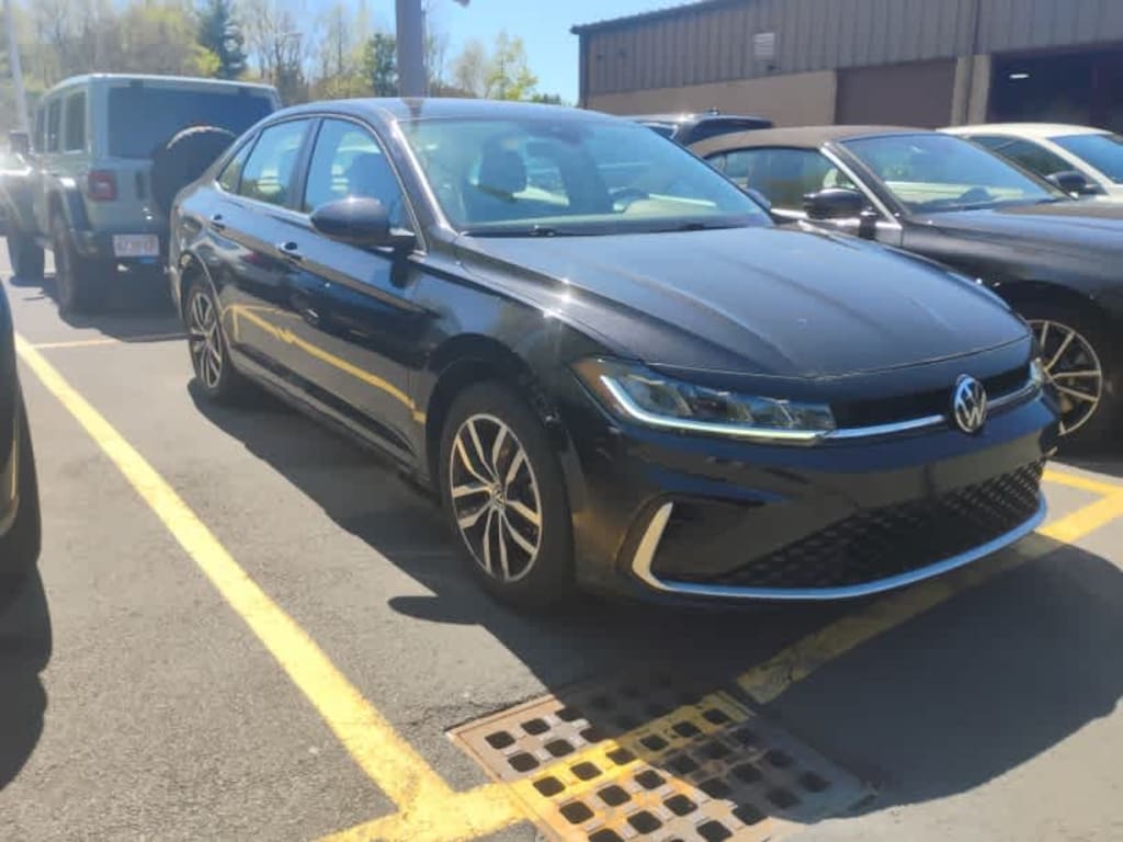 Used 2025 Volkswagen Jetta SE Sedan
