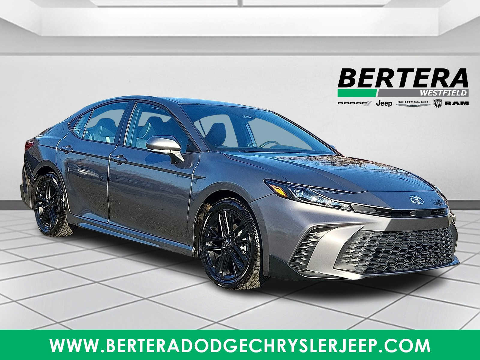 2025 Toyota Camry SE's photo