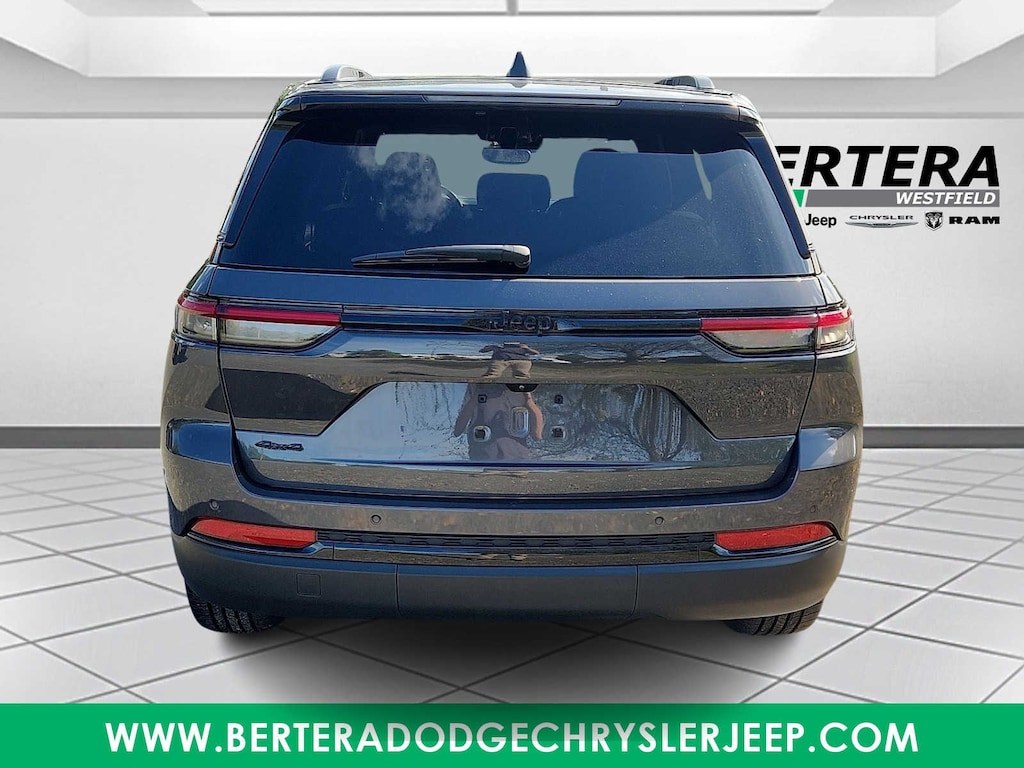 Used 2022 Jeep Grand Cherokee Altitude SUV