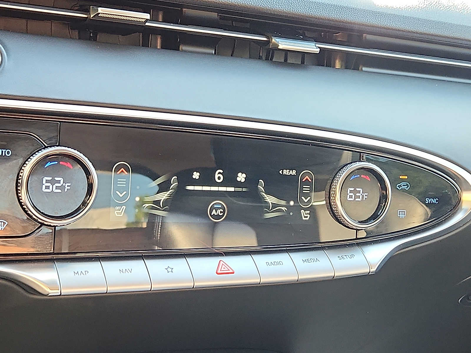 2025 GENESIS GV70 Standard - Photo 14