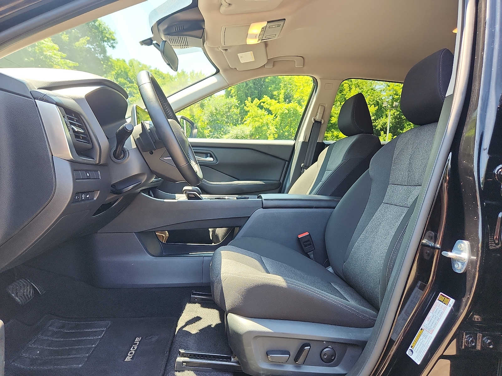 2025 Nissan Rogue SV - Photo 13