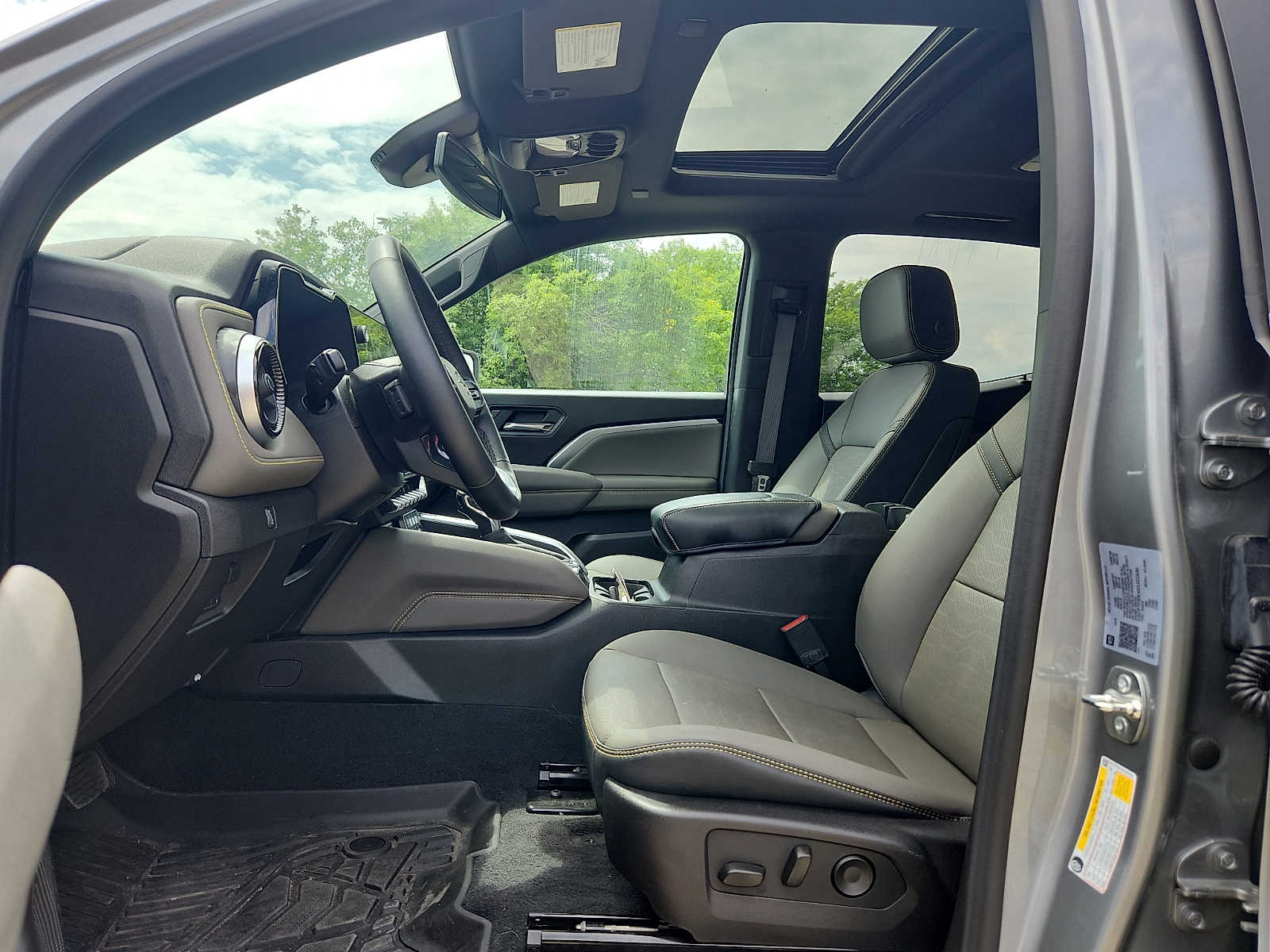 2025 Chevrolet Colorado ZR2 - Photo 13