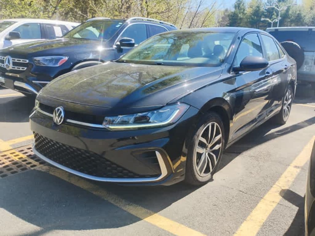 Used 2025 Volkswagen Jetta SE Sedan