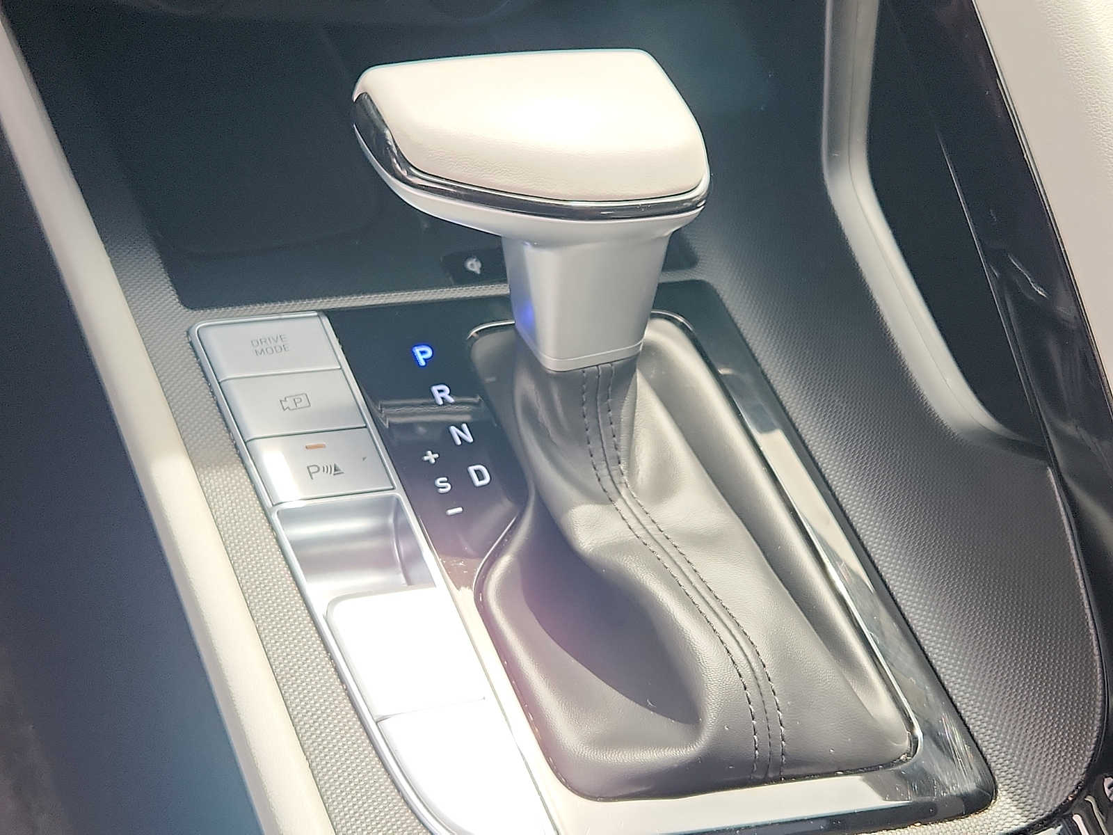 2024 Hyundai Elantra Limited - Photo 15