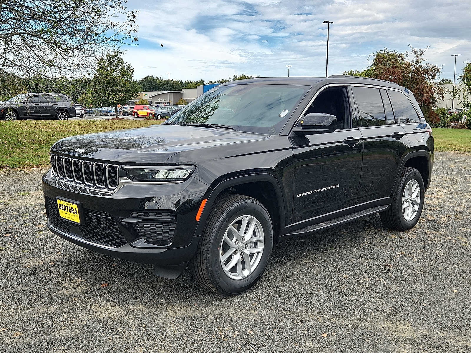 2025 Jeep Grand Cherokee Laredo photo 2