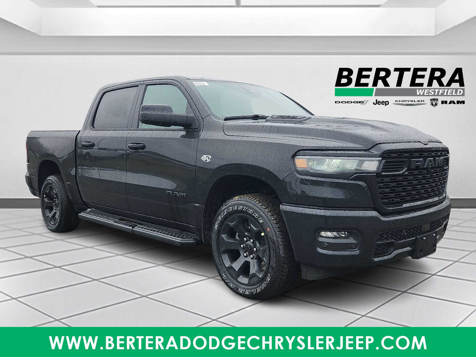 Diamond Black Crystal Pearlcoat 2026 RAM 1500 Express Crew Cab 4WD Pickup Truck Four-Wheel Drive 8-Speed Automatic
