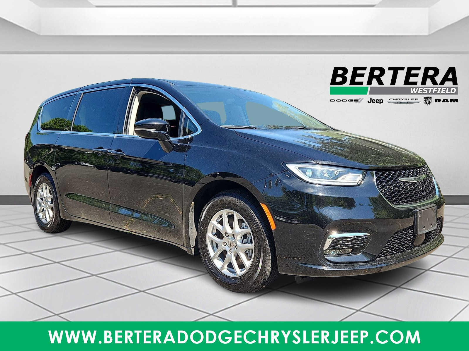2024 Chrysler Pacifica Touring L's photo