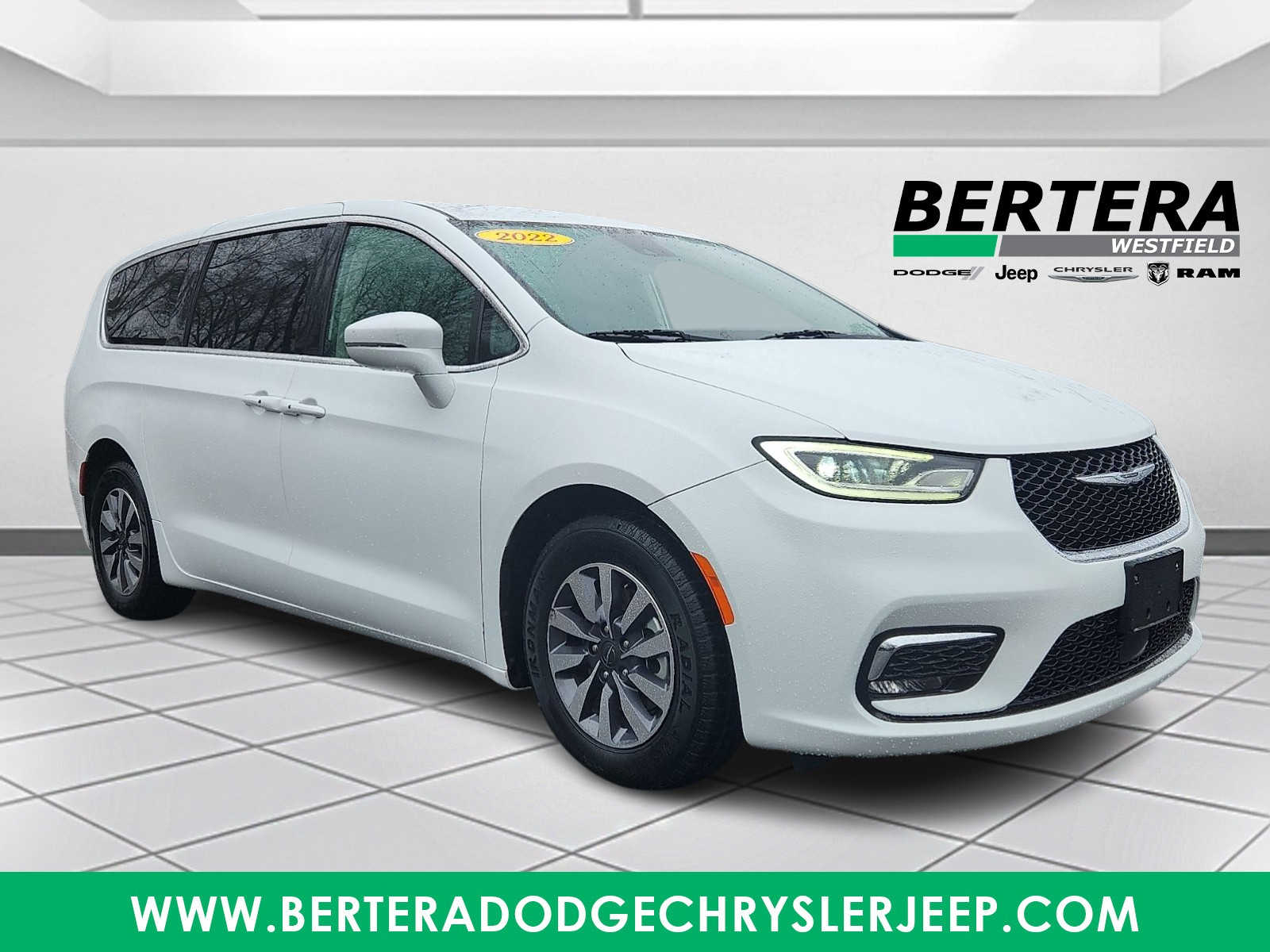 2022 Chrysler Pacifica Hybrid Touring L Hybrid's photo