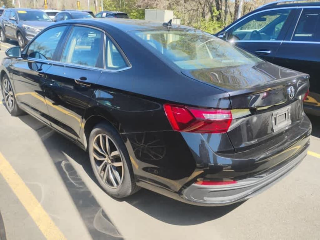 Used 2025 Volkswagen Jetta SE Sedan