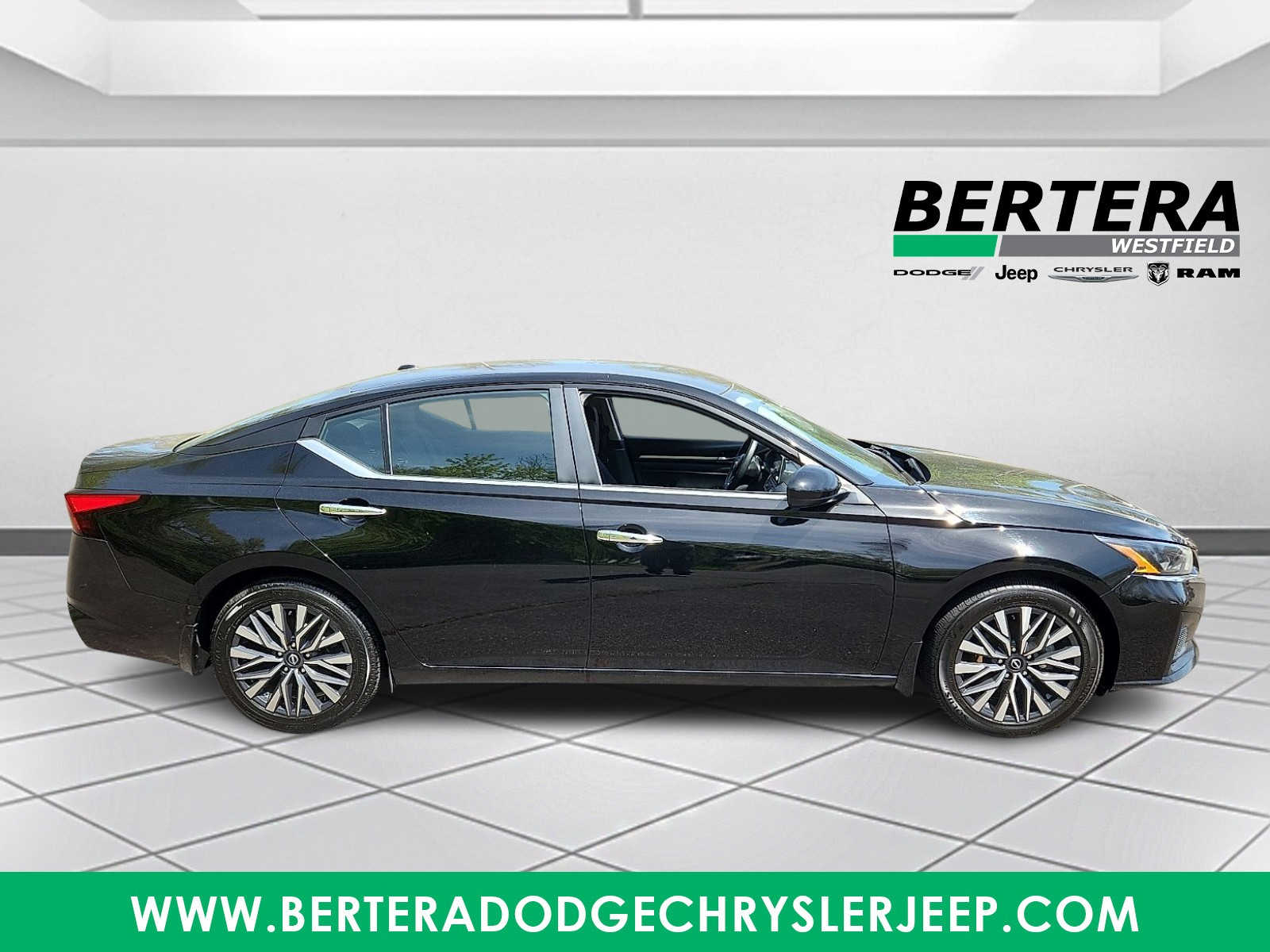 2023 Nissan Altima SV - Photo 7
