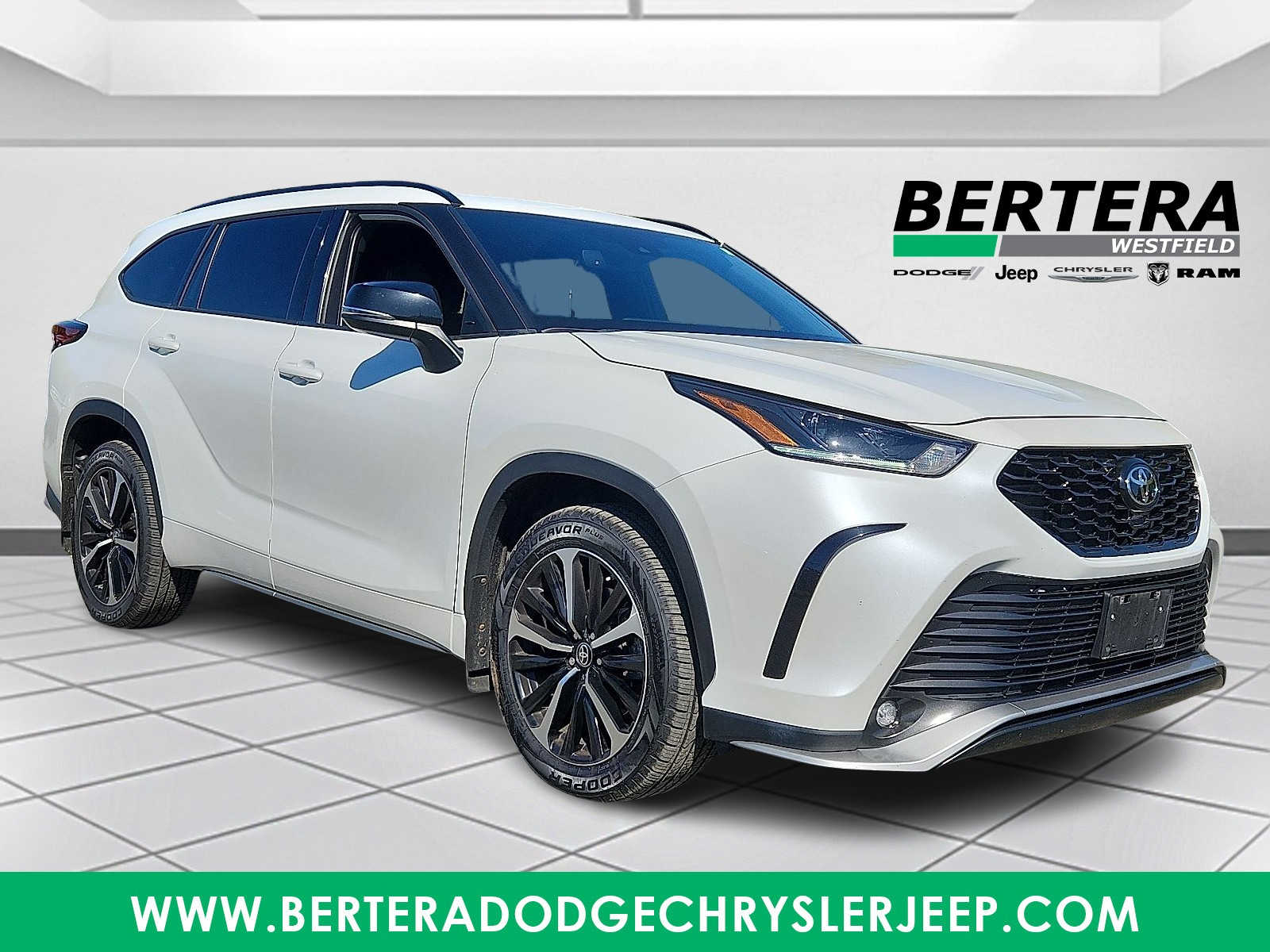 2022 Toyota Highlander XSE's photo