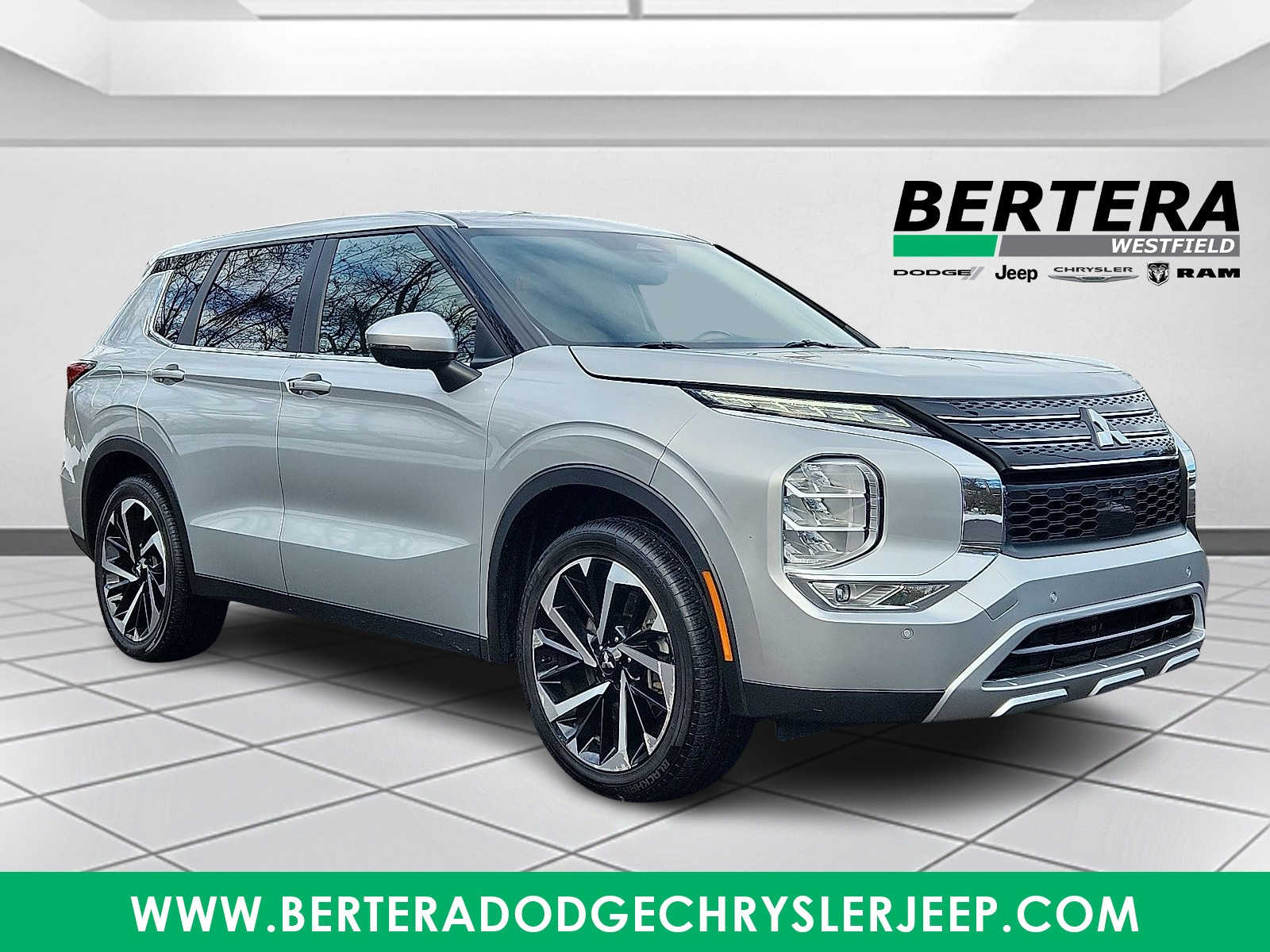 2024 Mitsubishi Outlander SE's photo