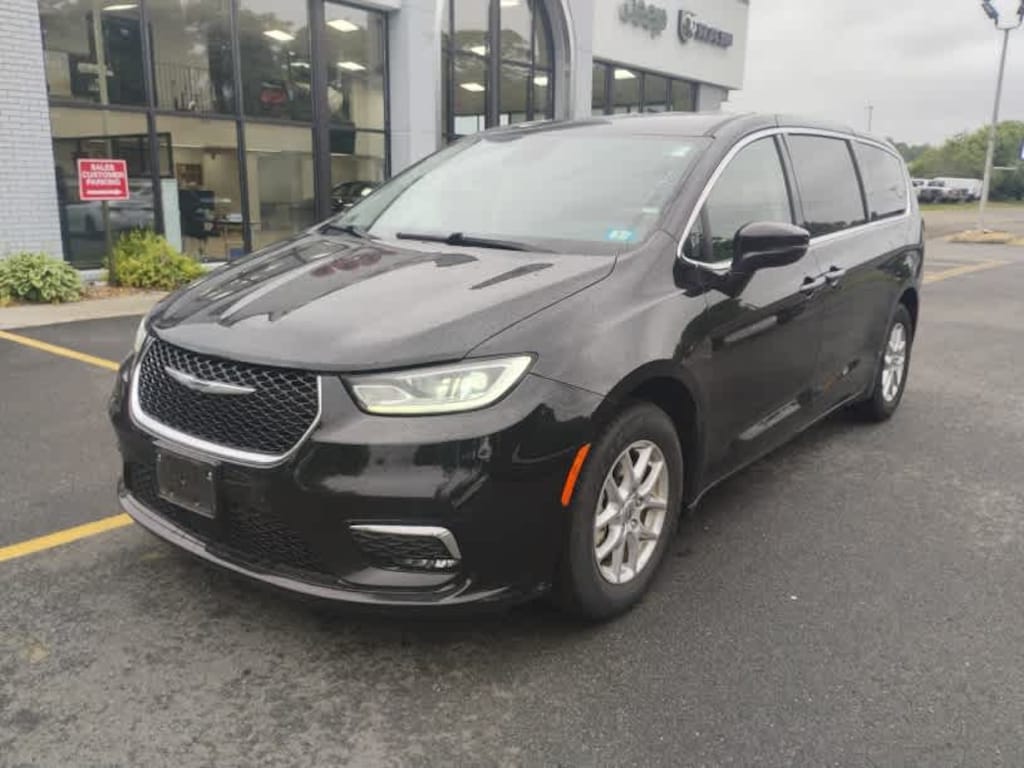 Used 2023 Chrysler Pacifica Touring L Van Passenger Van