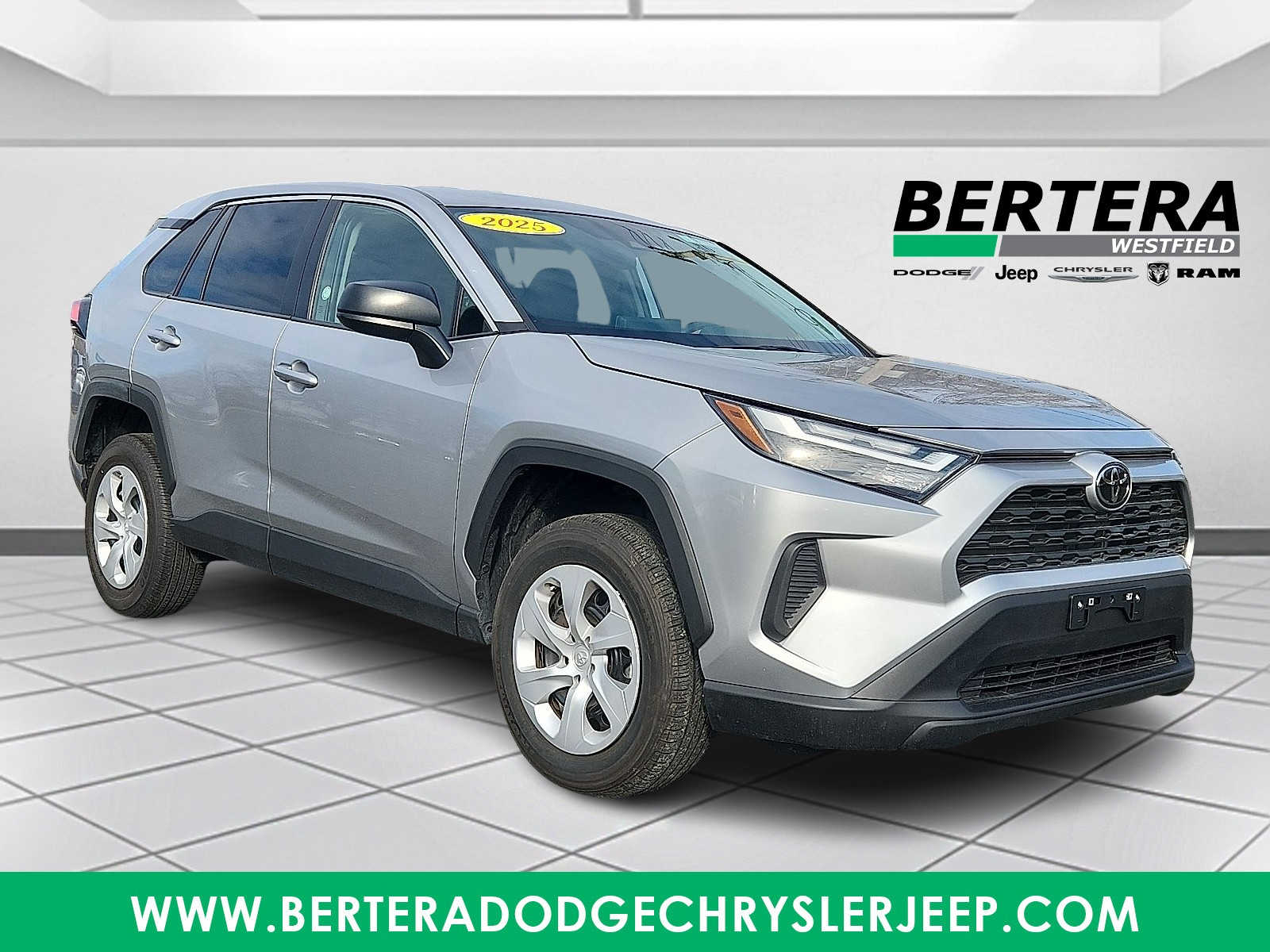 2025 Toyota RAV4 LE's photo