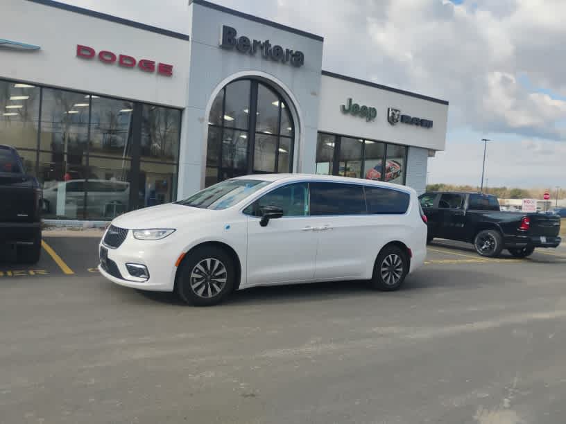 2024 Chrysler Pacifica PHEV Select
