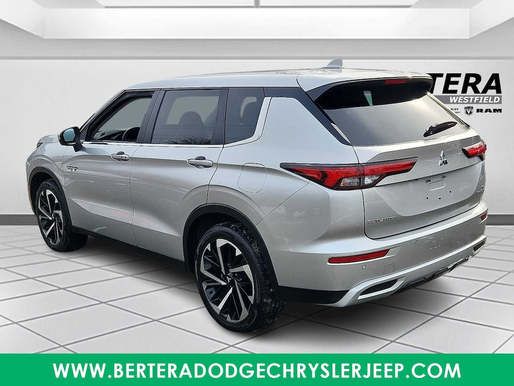 Used 2024 Mitsubishi Outlander Plug-In Hybrid SE SUV