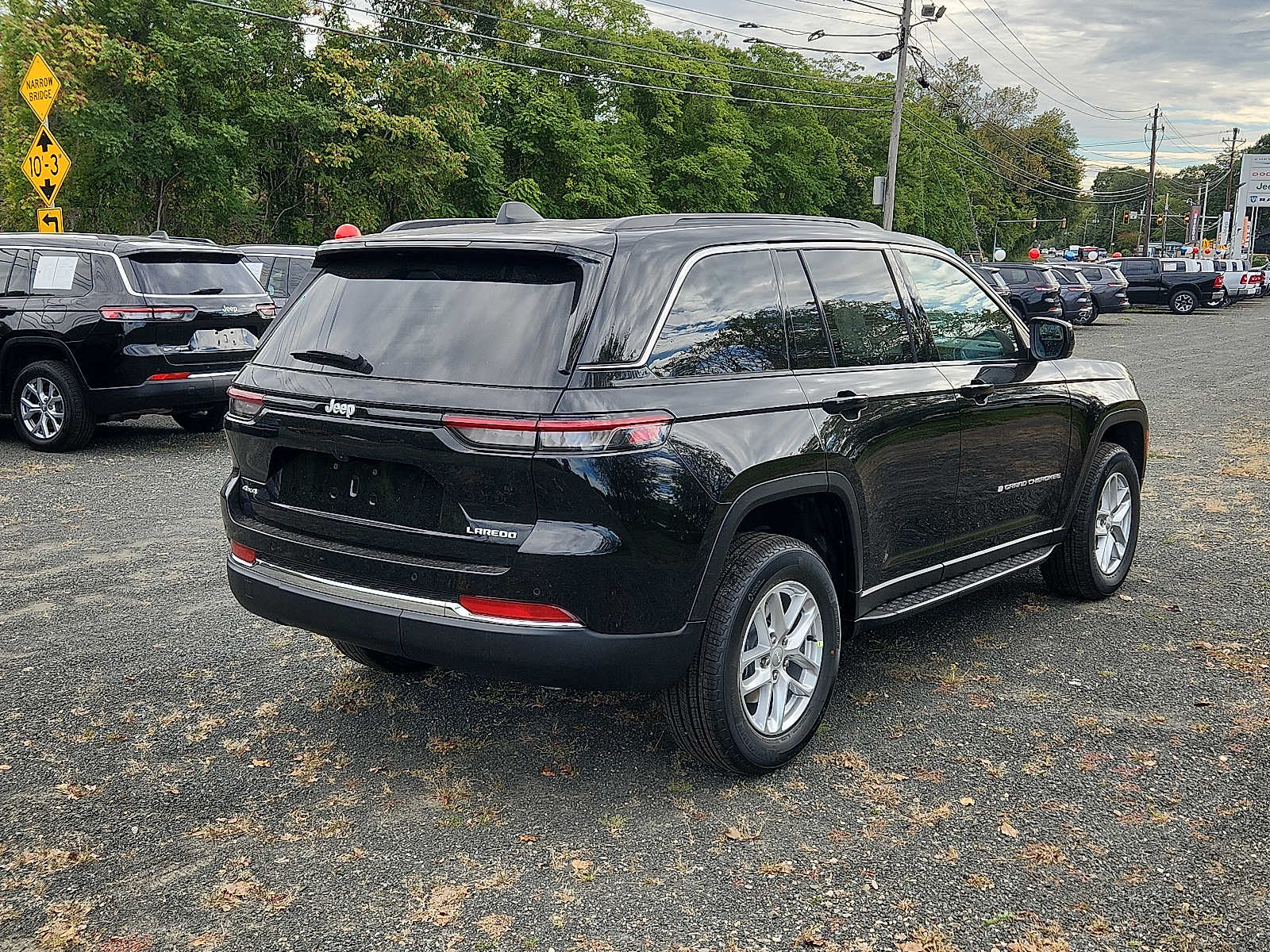 2025 Jeep Grand Cherokee Laredo photo 4