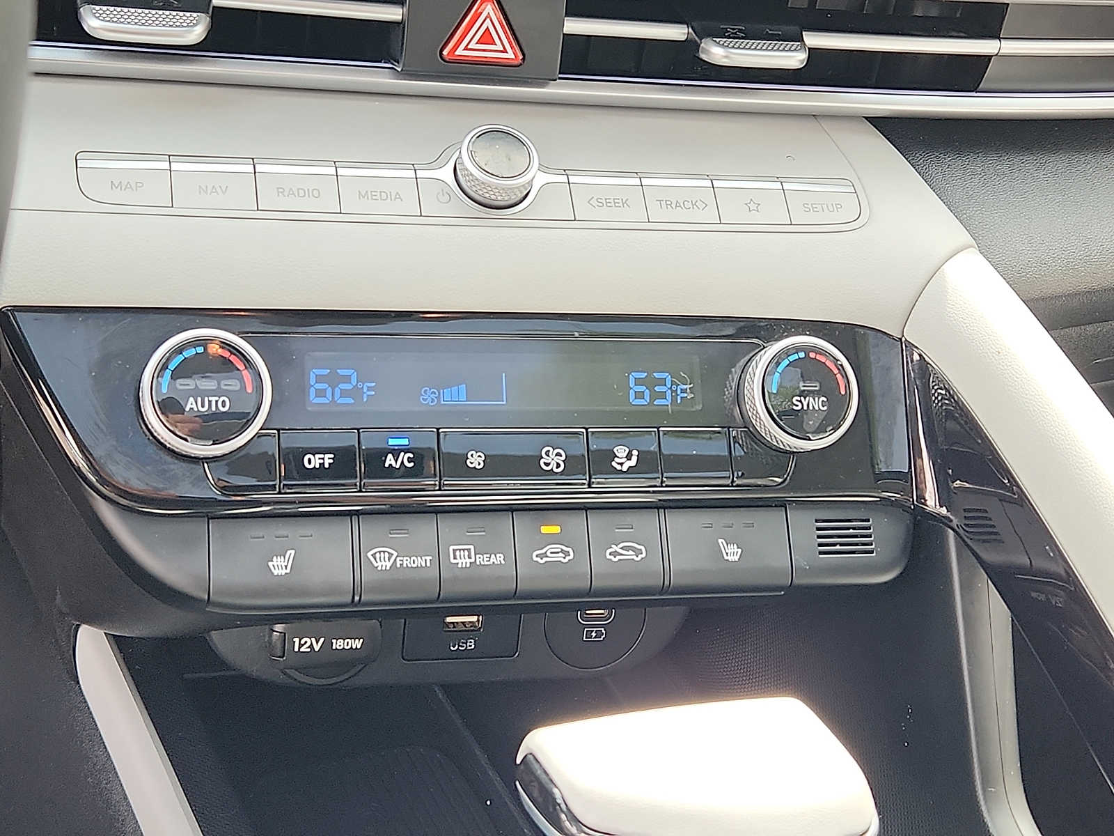 2024 Hyundai Elantra Limited - Photo 16