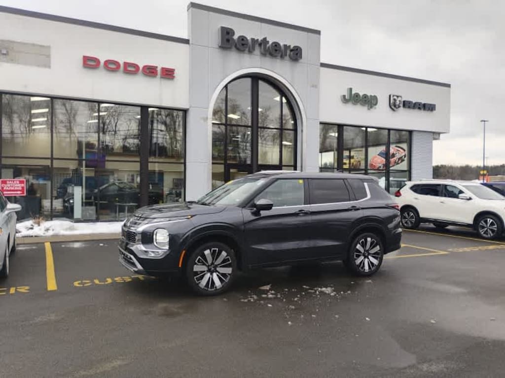 Used 2025 Mitsubishi Outlander SE SUV