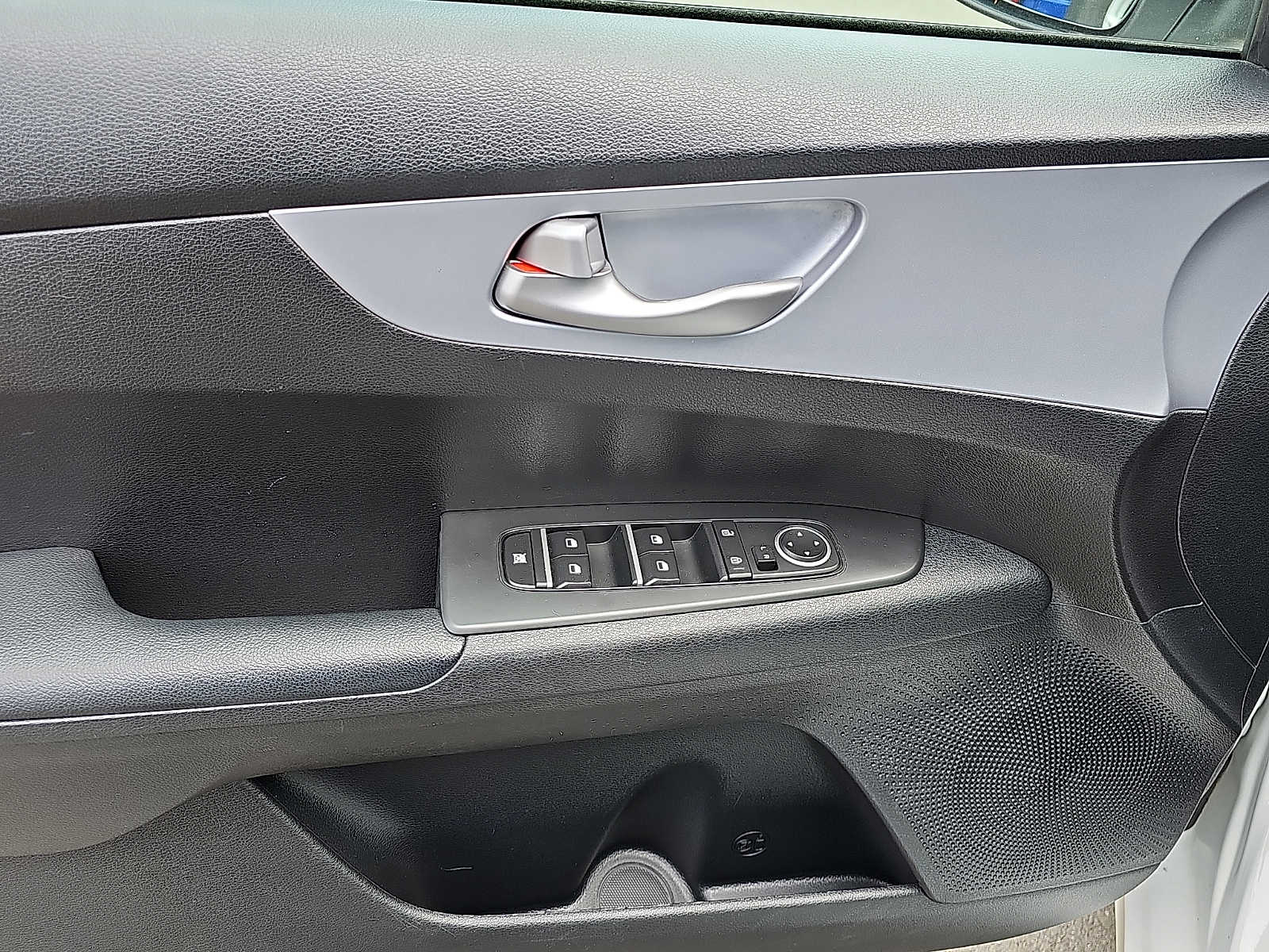 2024 Kia Forte LXS - Photo 12