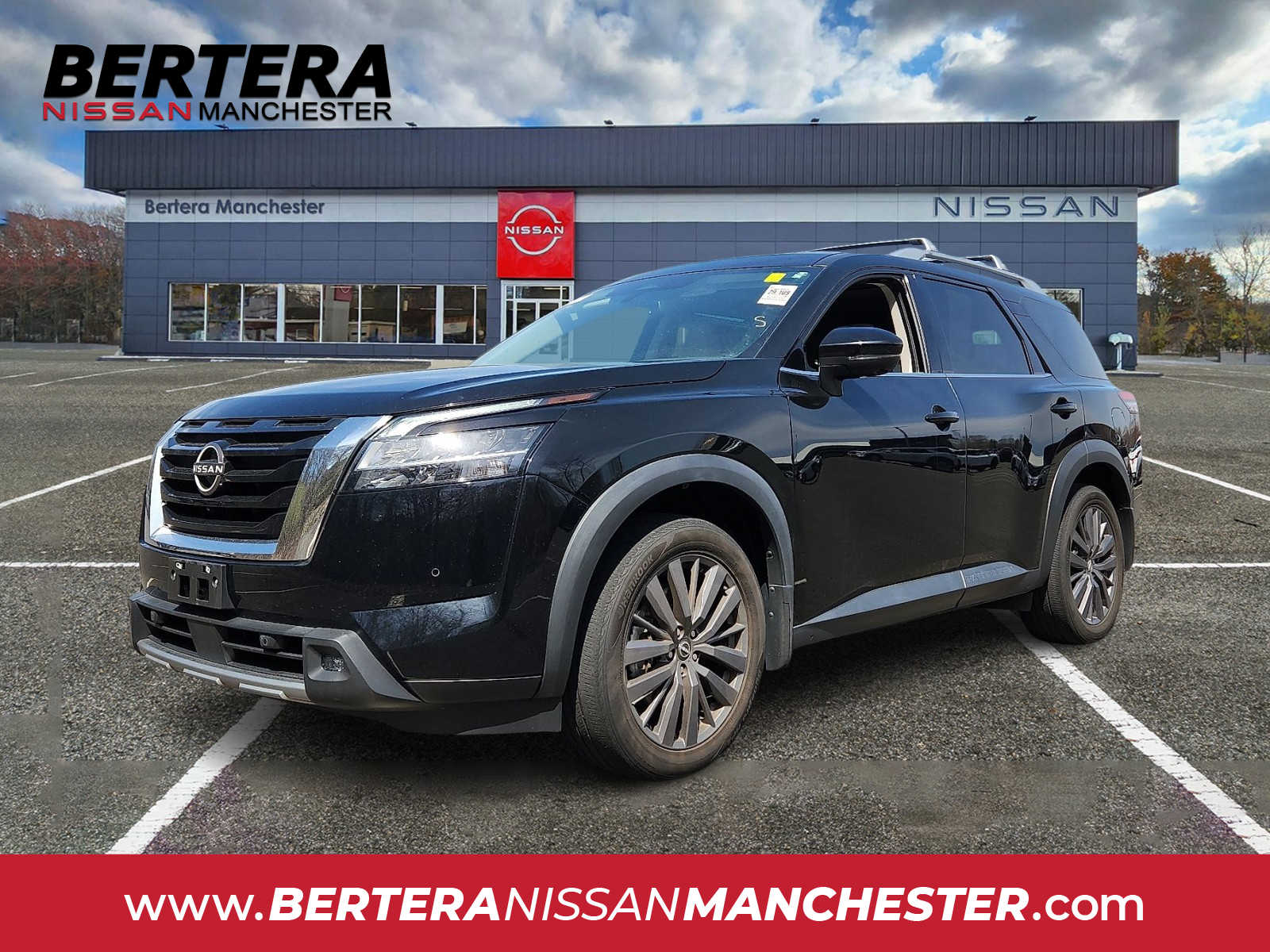 2022 Nissan Pathfinder SL's photo