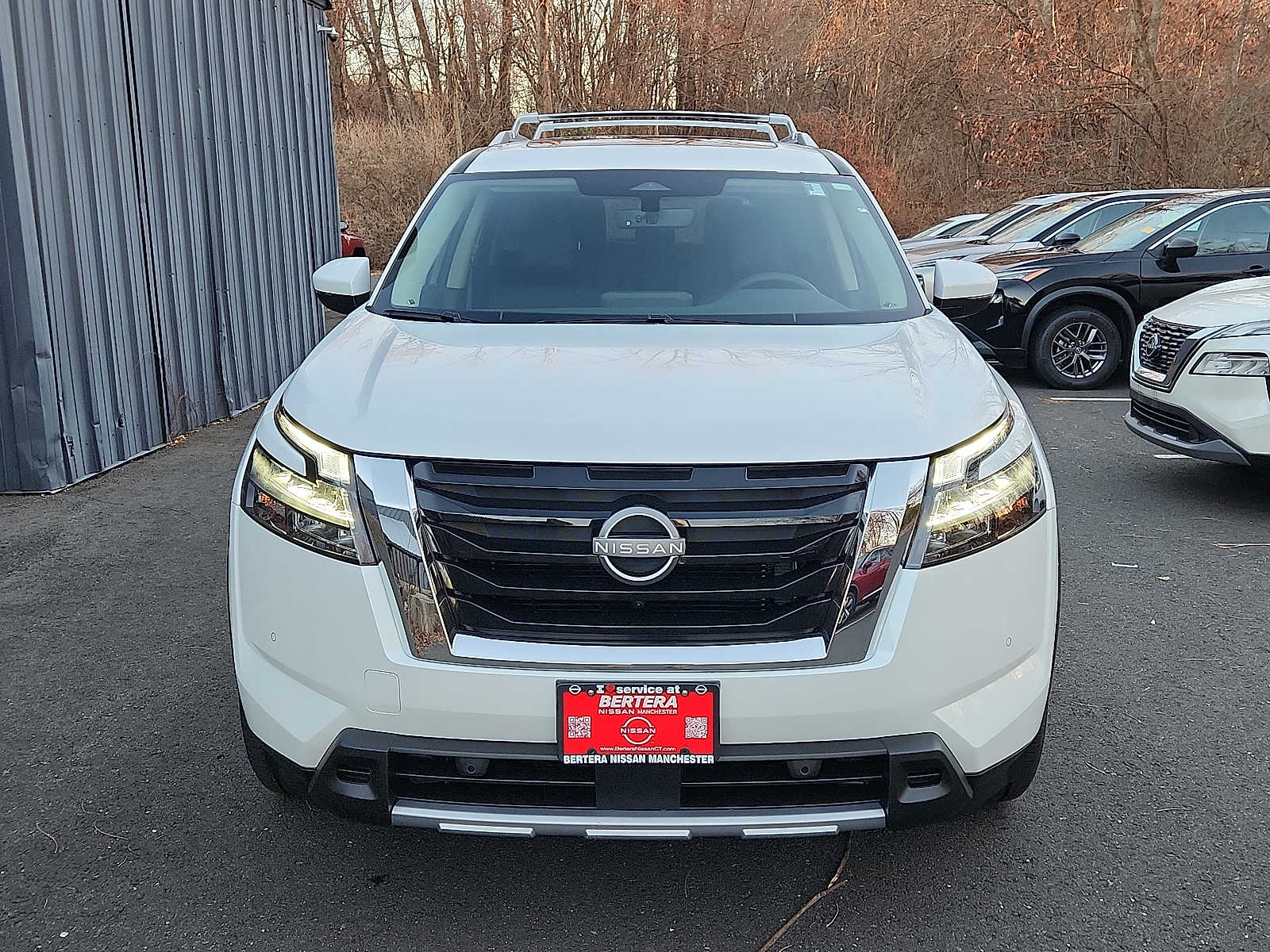 2025 Nissan Pathfinder SL photo 2