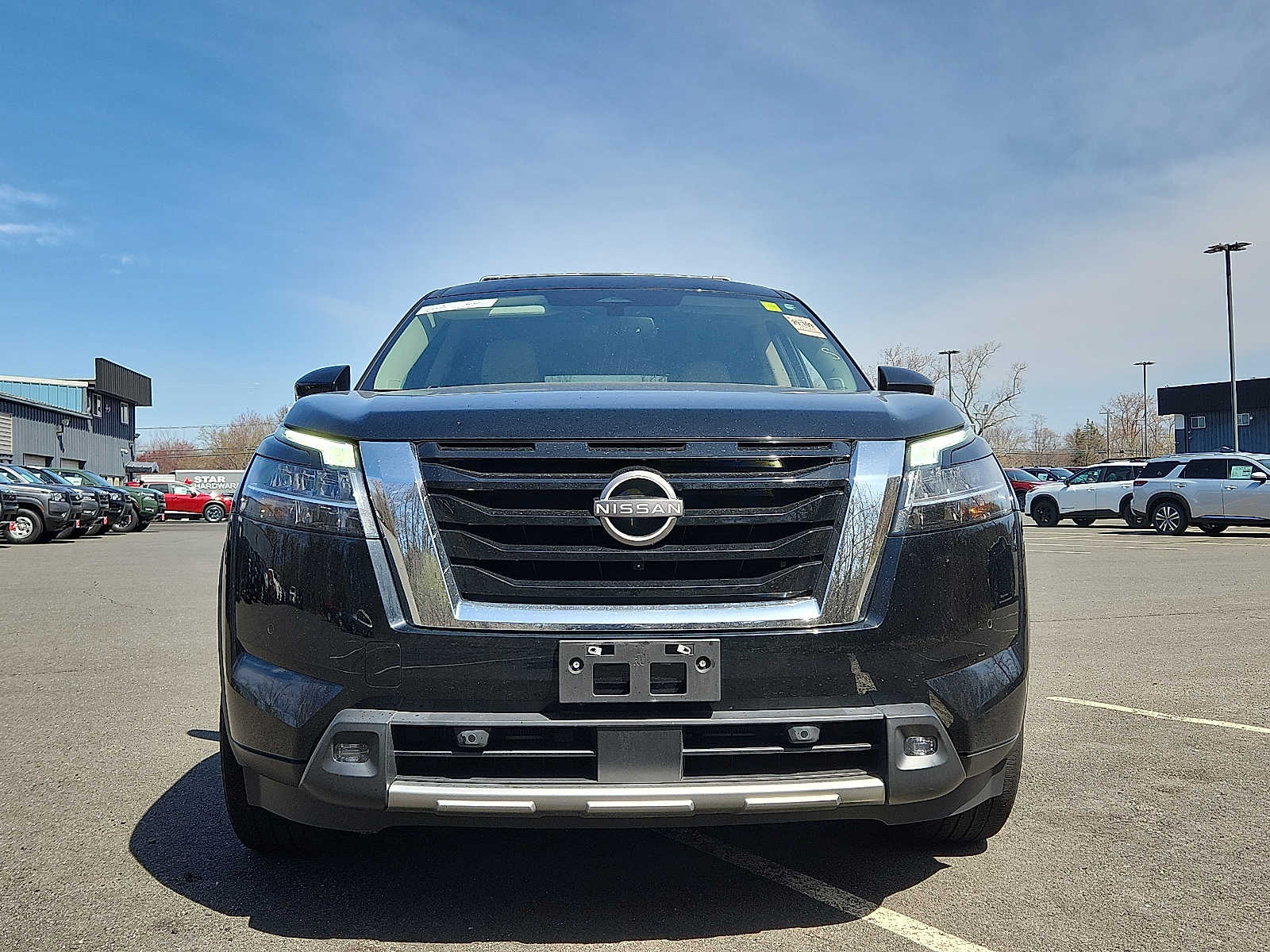 2022 Nissan Pathfinder SL photo 2