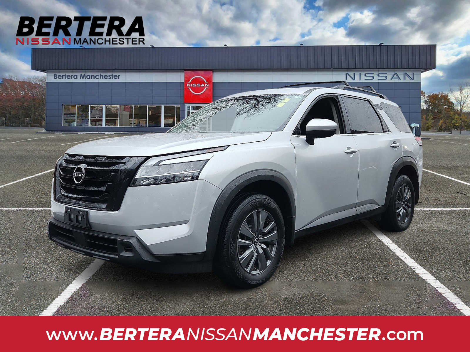 2022 Nissan Pathfinder SV's photo