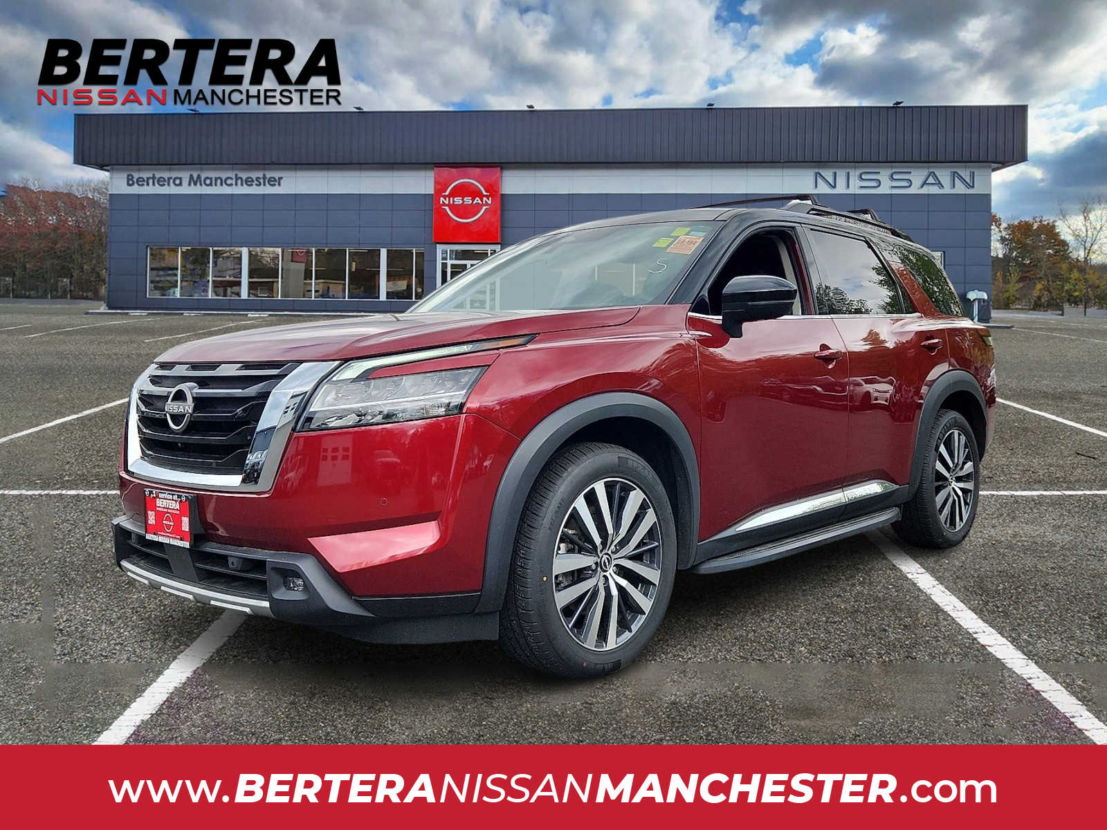 2022 Nissan Pathfinder Platinum's photo