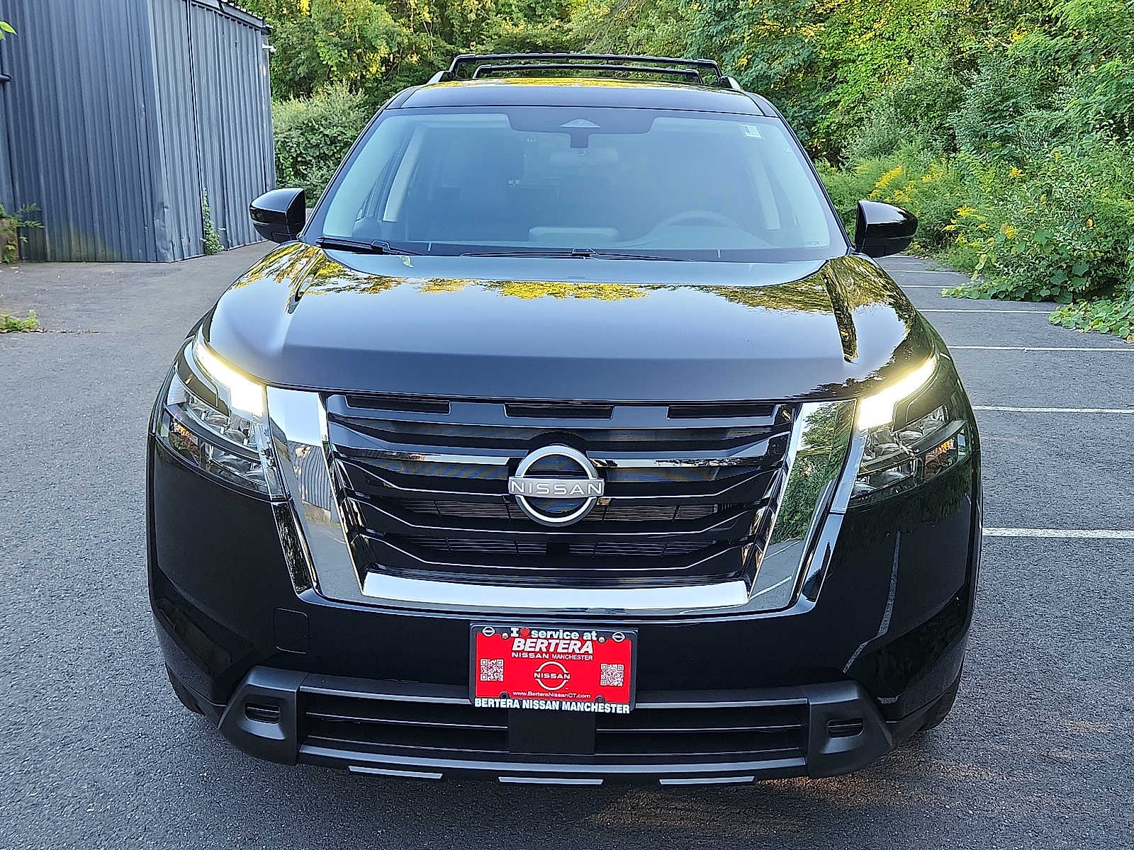 2025 Nissan Pathfinder SV photo 2