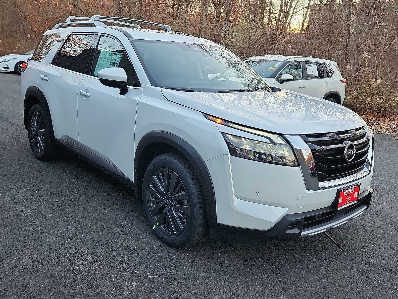 2025 Nissan Pathfinder SL photo 3