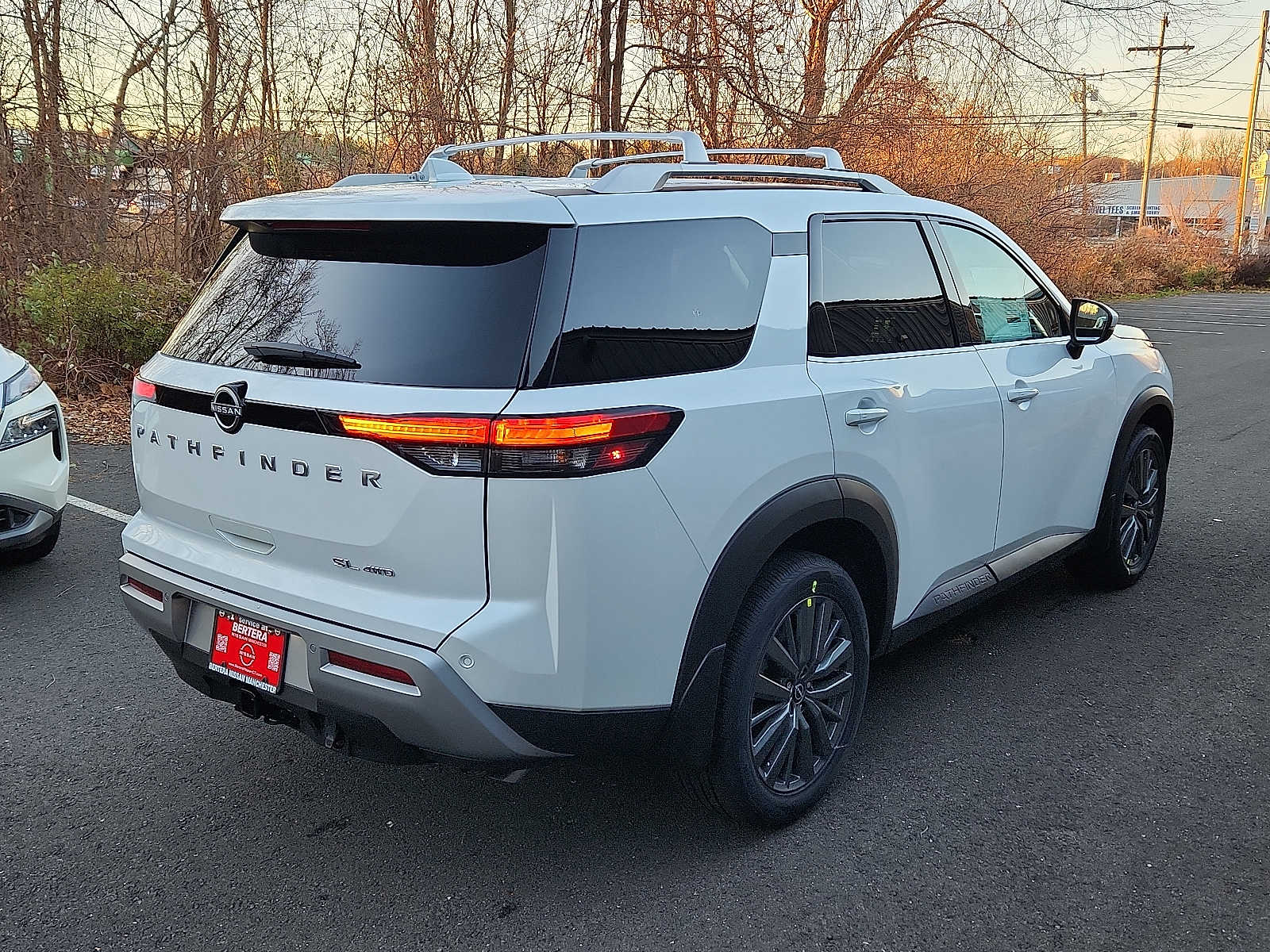 2025 Nissan Pathfinder SL photo 4