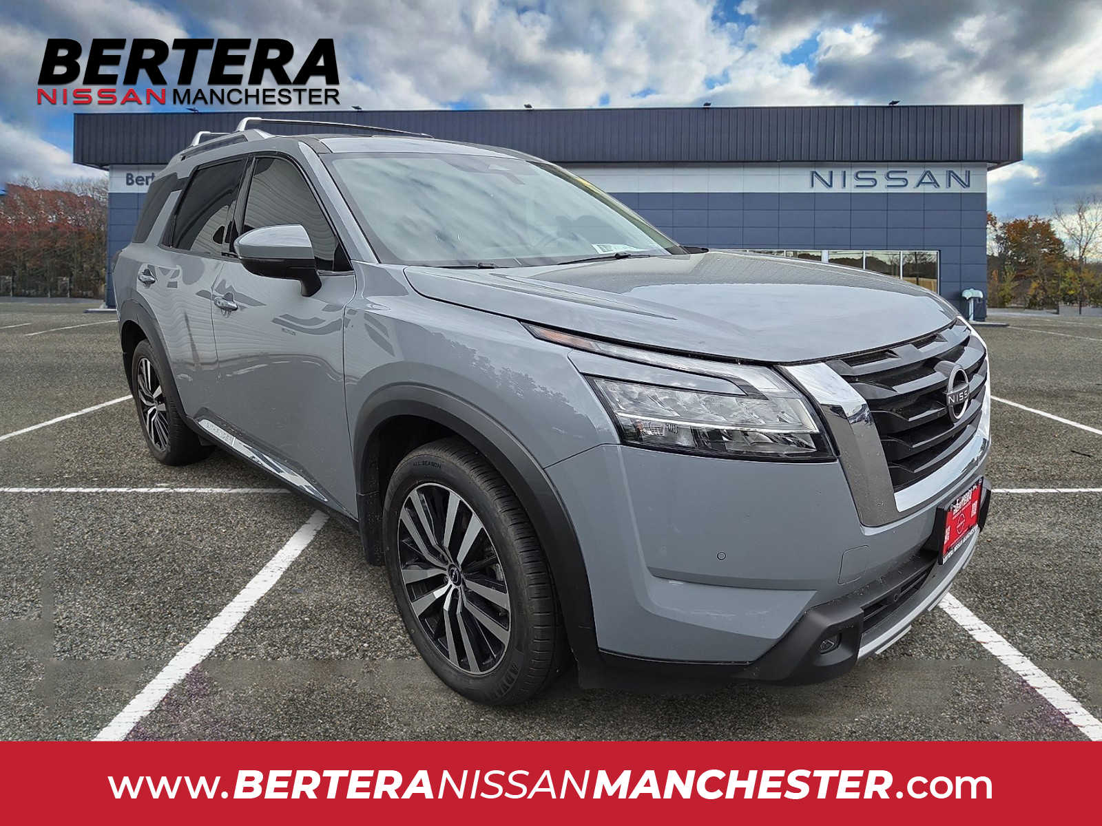 2024 Nissan Pathfinder Platinum 4WD's photo