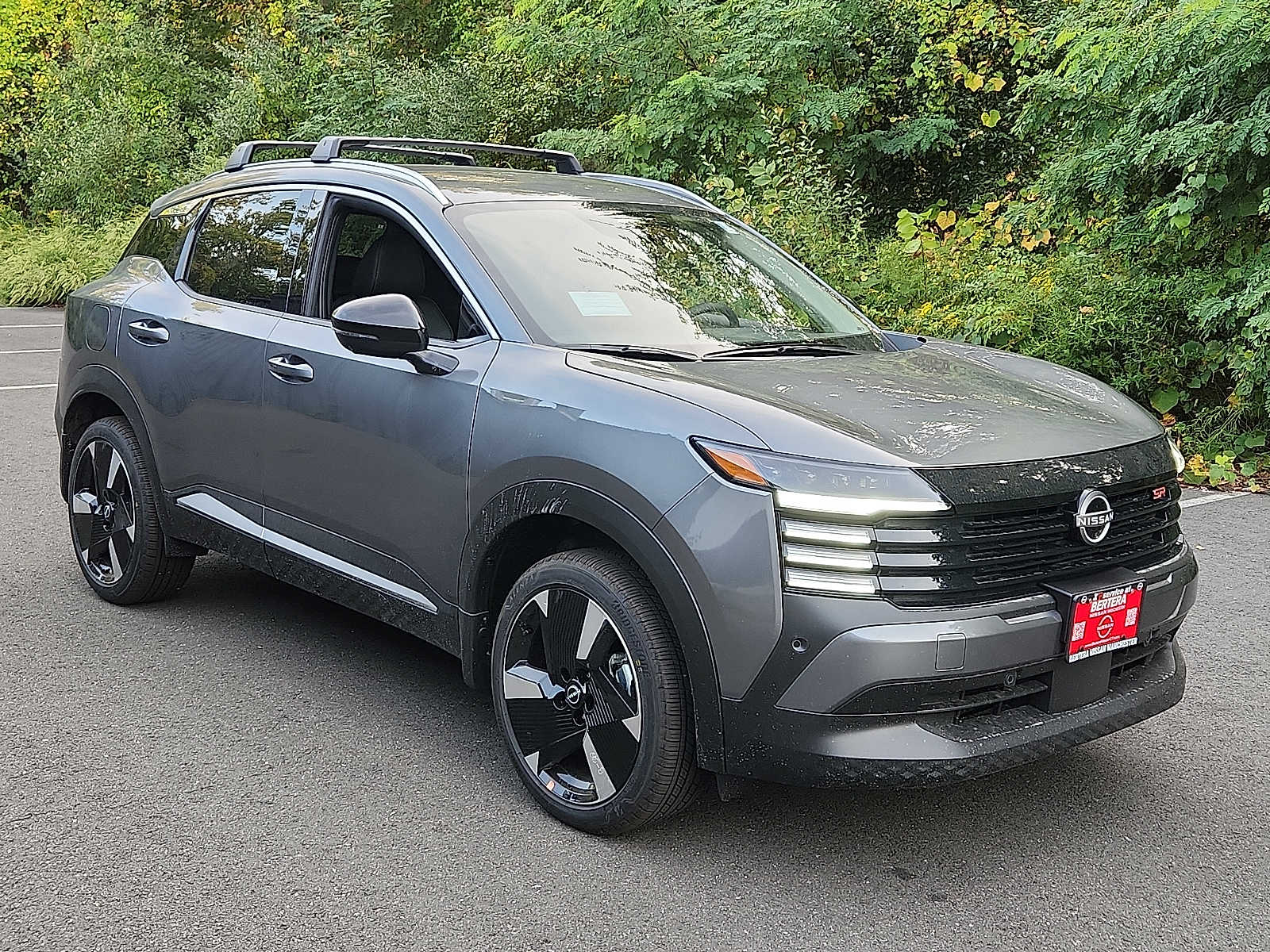 2026 Nissan Kicks SR photo 3