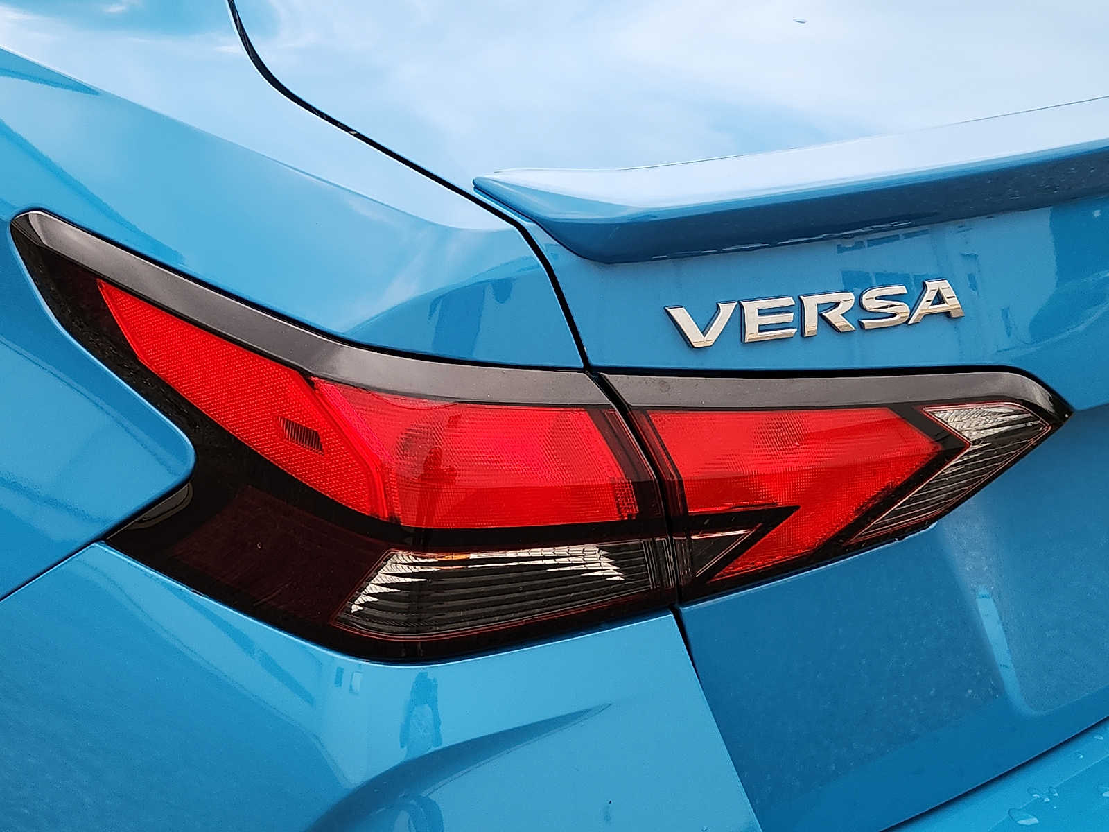 2025 Nissan Versa Sedan SR - Photo 9