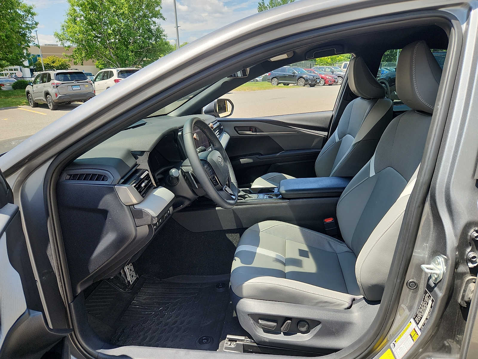 2025 Toyota Camry SE - Photo 14