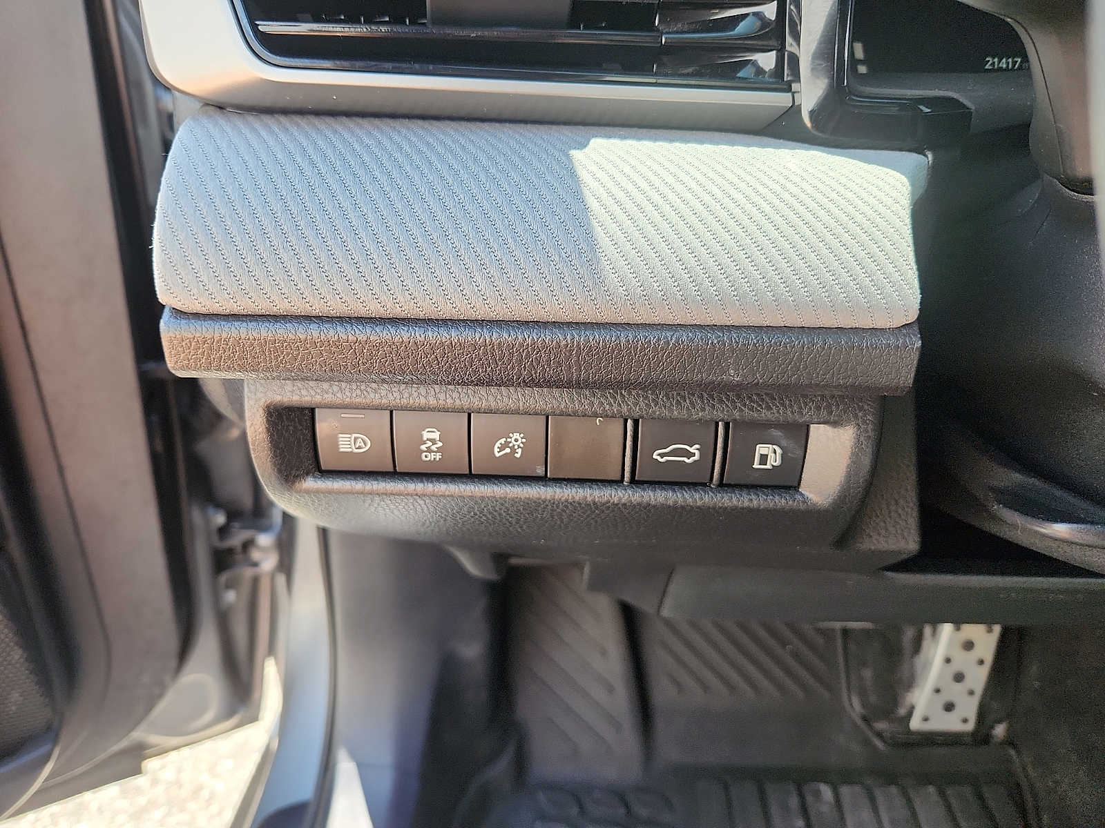 2025 Toyota Camry SE - Photo 25