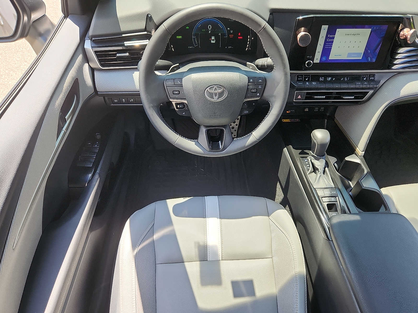 2025 Toyota Camry SE - Photo 12