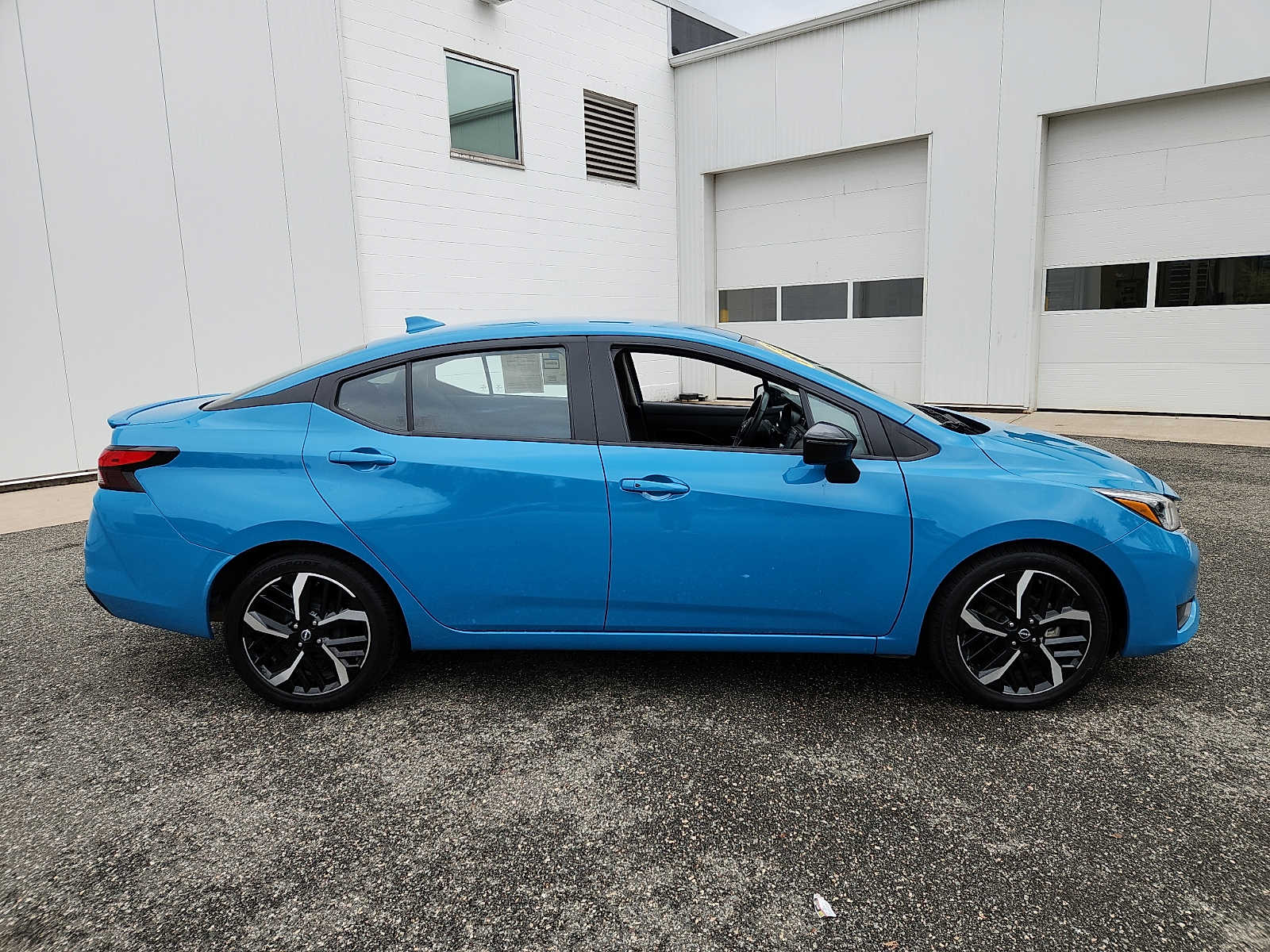 2025 Nissan Versa Sedan SR - Photo 6