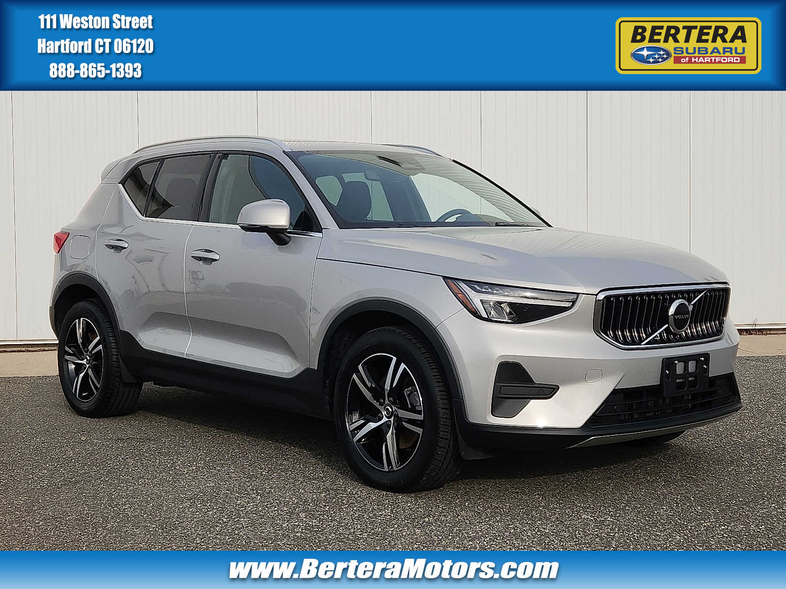 2025 Volvo XC40 Core's photo