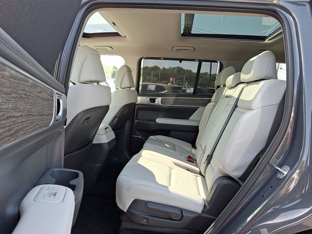 2025 Hyundai Santa Fe Limited - Photo 12