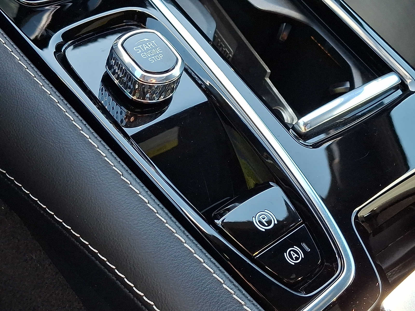 2024 Volvo S60 Plus - Photo 25
