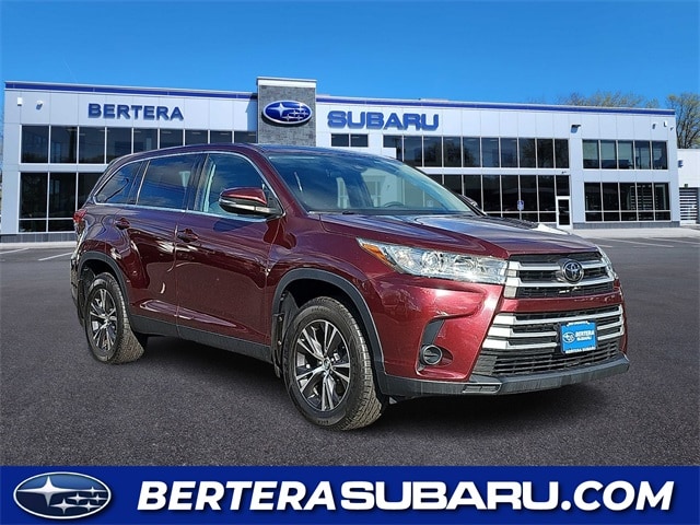 2019 Toyota Highlander LE's photo