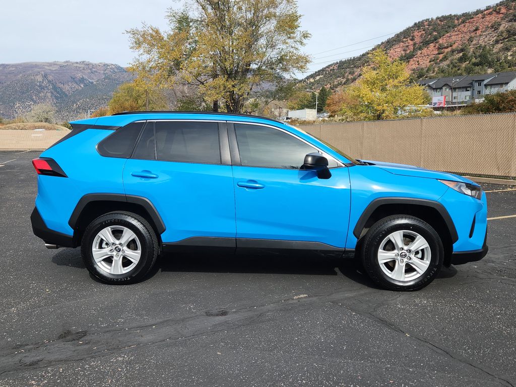2021 Toyota RAV4 Hybrid LE photo 2