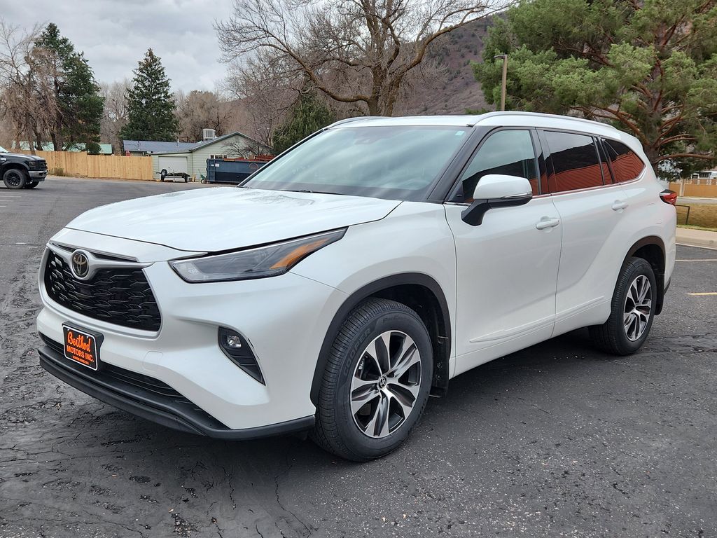 2022 Toyota Highlander XLE photo 3