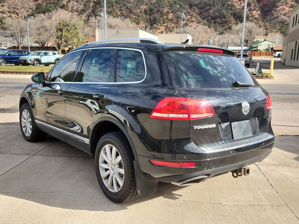 2012 Volkswagen Touareg TDI Sport photo 3