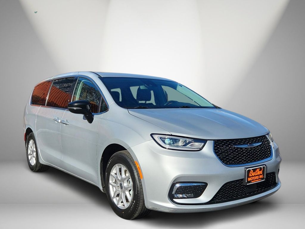 2024 Chrysler Pacifica Touring L's photo