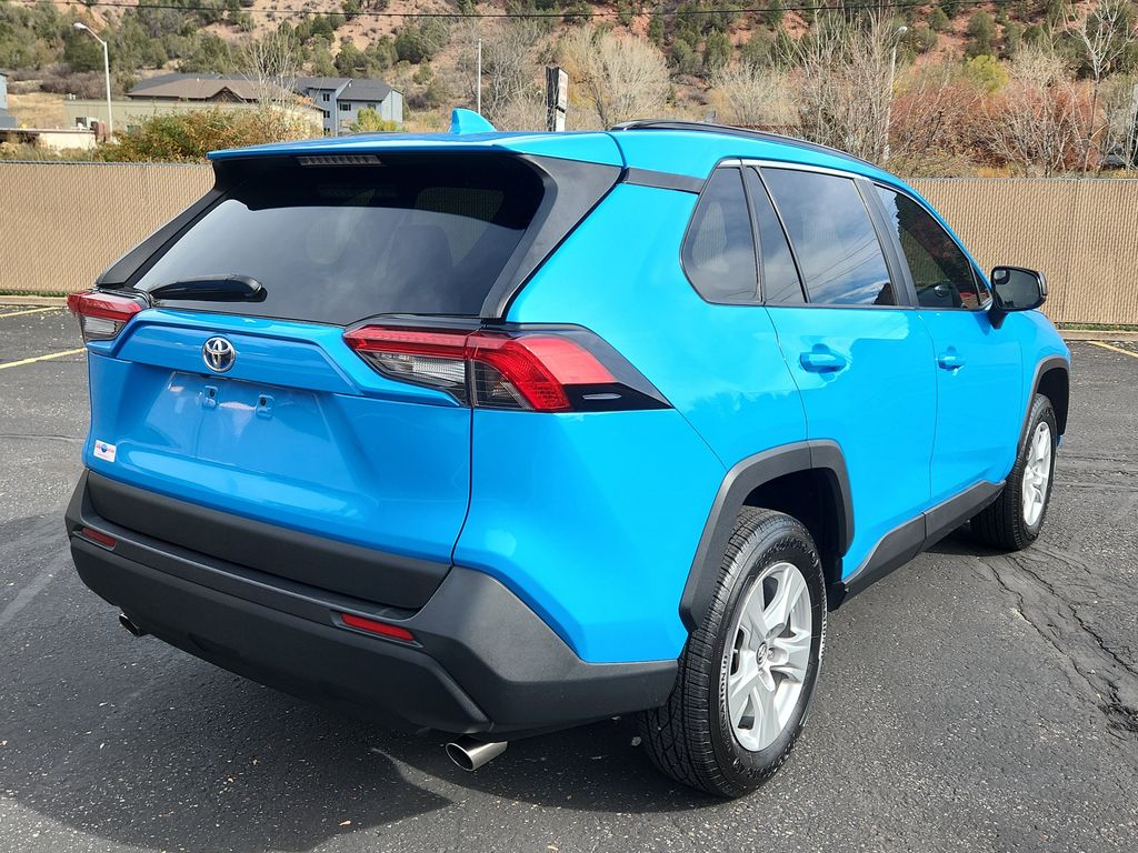 2021 Toyota RAV4 Hybrid LE photo 3