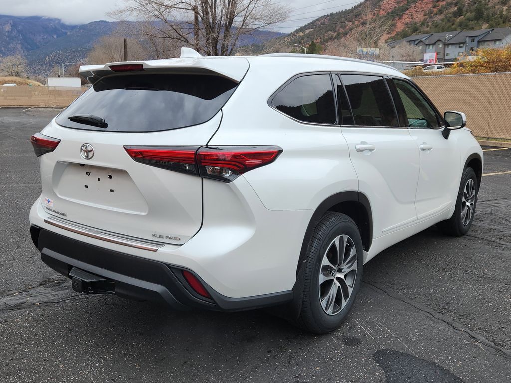 2022 Toyota Highlander XLE photo 2